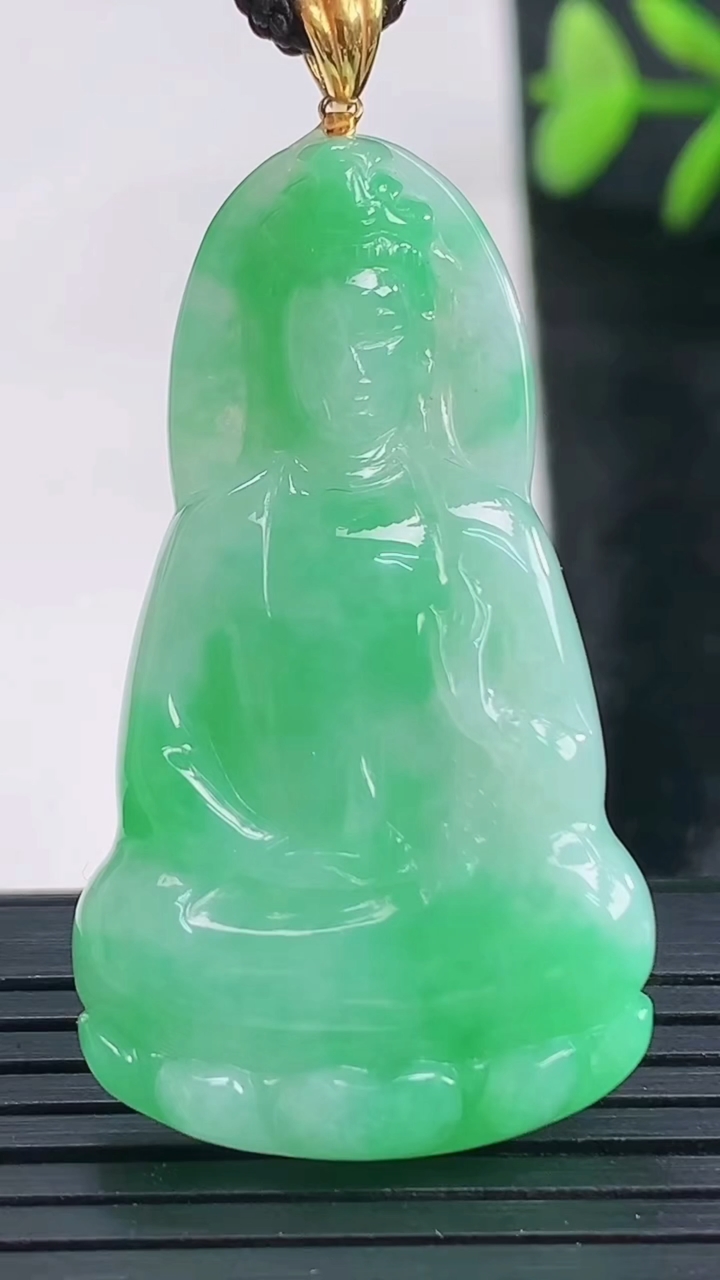 天然A货翡翠观音菩萨吊坠尺寸42.4-24.1-5.4重量:10.45g
3月28日