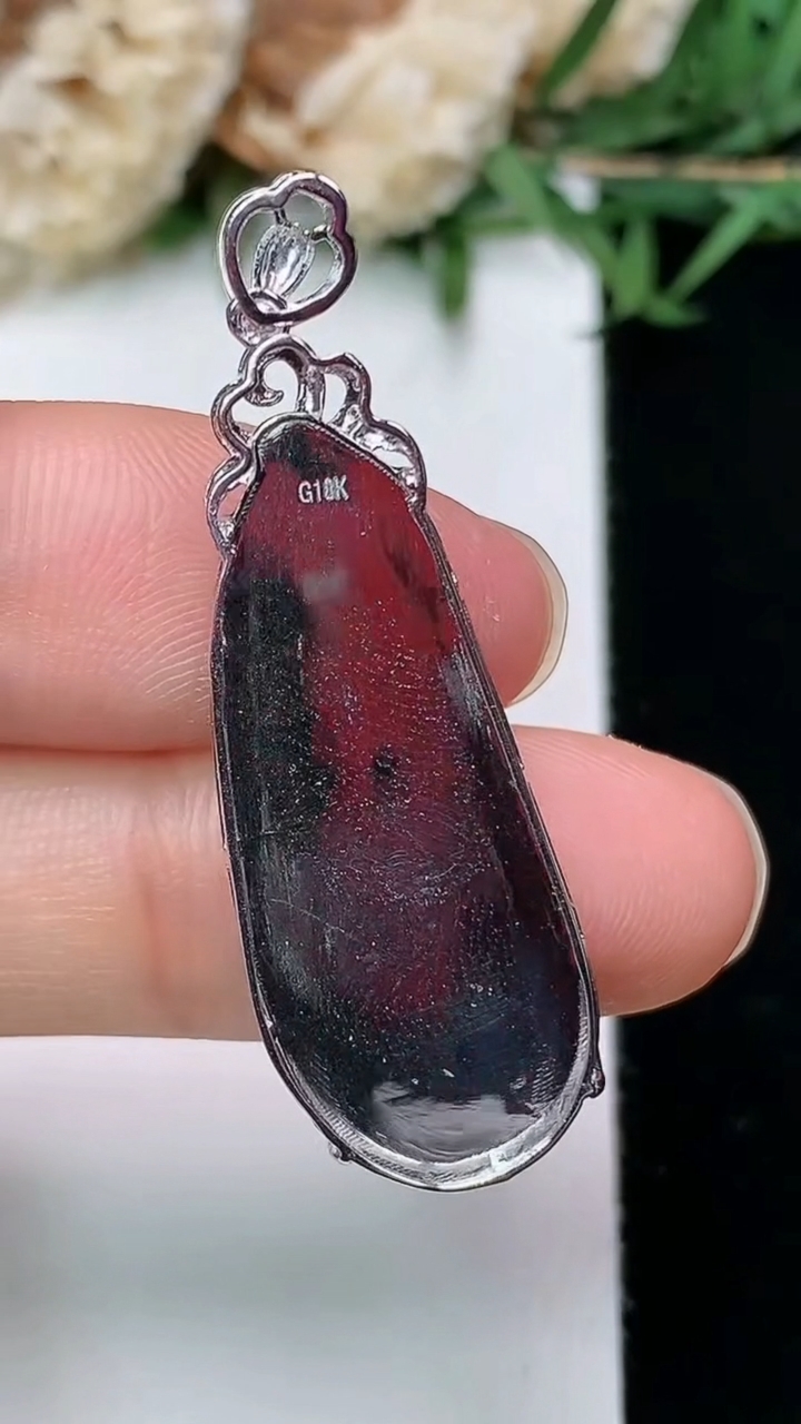 天然A货翡翠福豆吊坠，尺寸29.8-12.7-5，重量:3.03g
3月28日