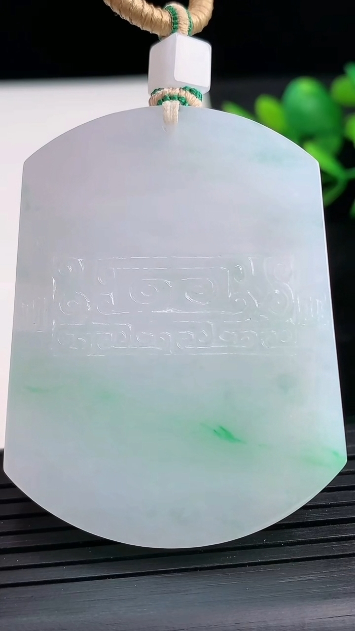 天然A货翡翠仿古无事牌吊坠尺寸53.9-41.3-5.8重量:41.22g
3月28日