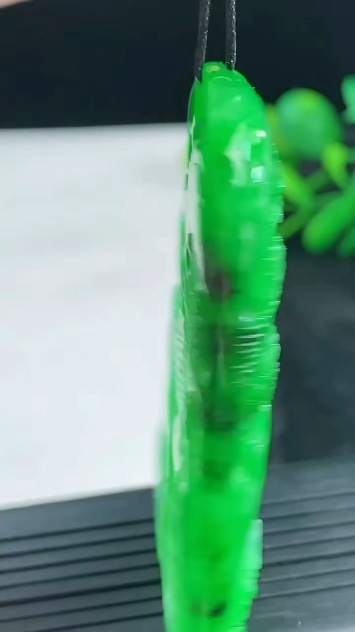 天然A货翡翠山水牌吊坠尺寸61.3-41.9-7.9重量:40.37g
3月28日