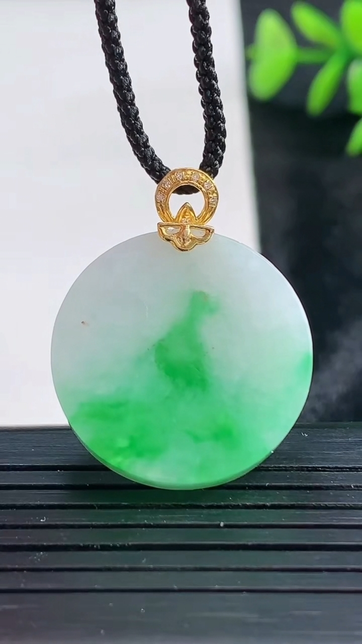 天然A货翡翠无事牌吊坠尺寸23.2-5重量:7.84g
3月28日