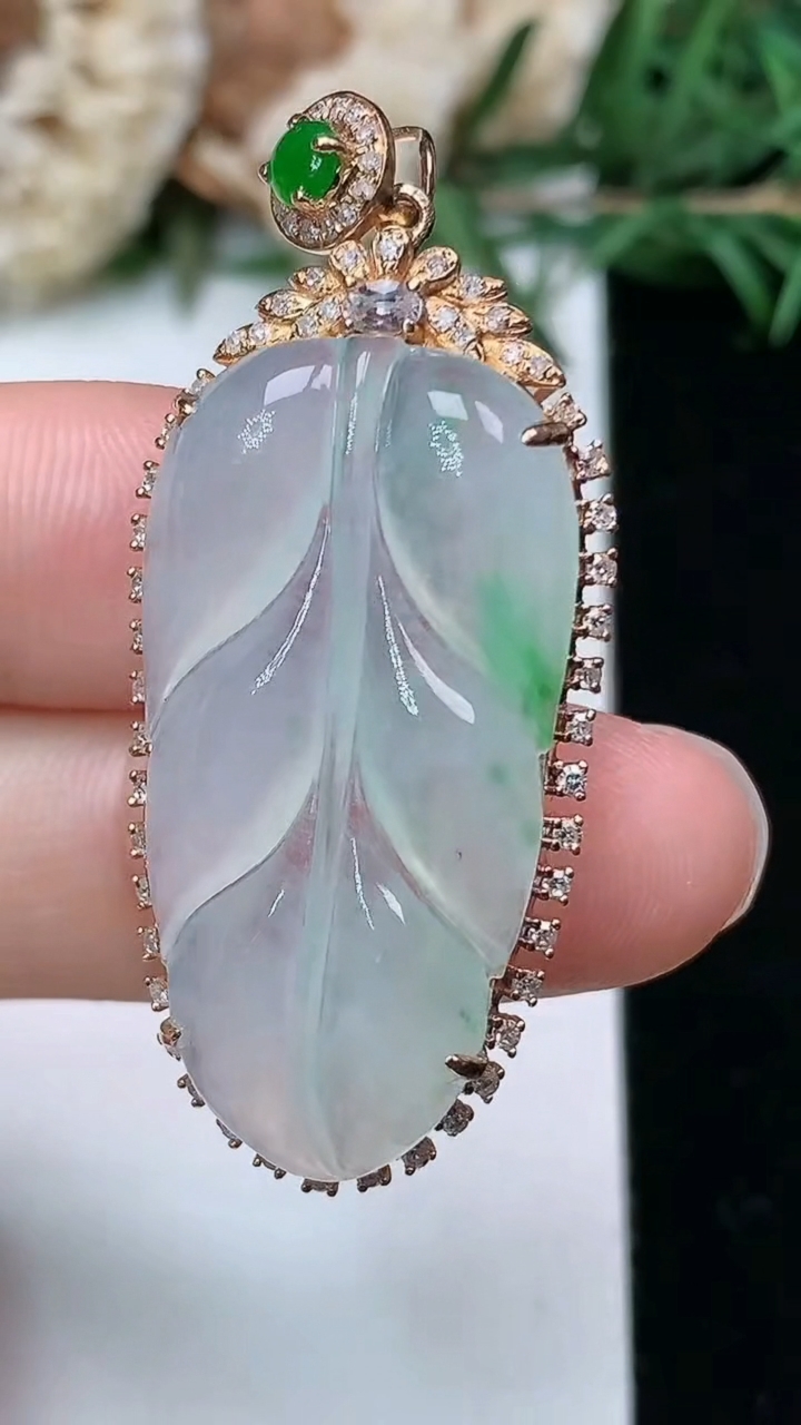 天然A货翡翠金枝玉叶 叶子吊坠，尺寸43.6-19-8，裸石31.8-16.4，重量:6.58g
3月28日