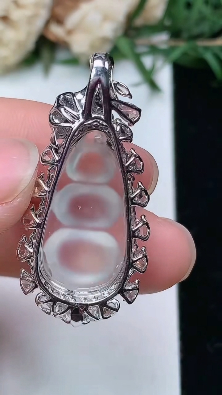 天然A货翡翠白冰福豆吊坠，尺寸35.3-16.9-11，裸石21.6-11.4，重量:4.67g
3月28日，重量:4.67g