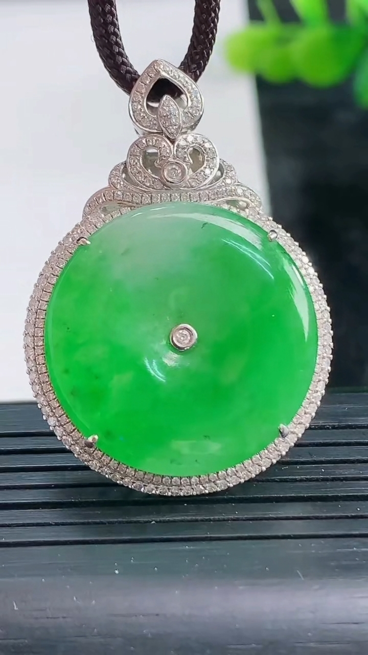 天然A货翡翠平安扣吊坠尺寸39.8-28.5-7.6裸石24.4重量:8.71g
3月28日