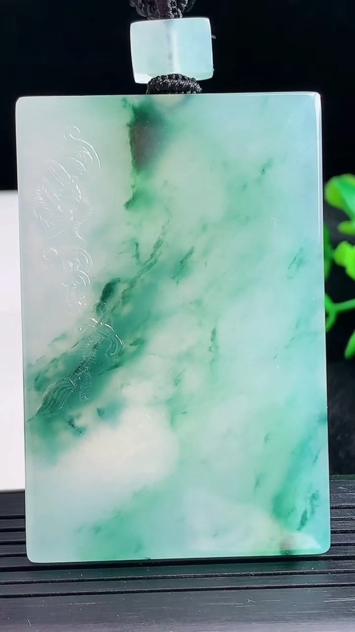 天然A货翡翠种飘花仿古无事牌吊坠尺寸61.5-40.4-5.7重量:51.67g
3月28日