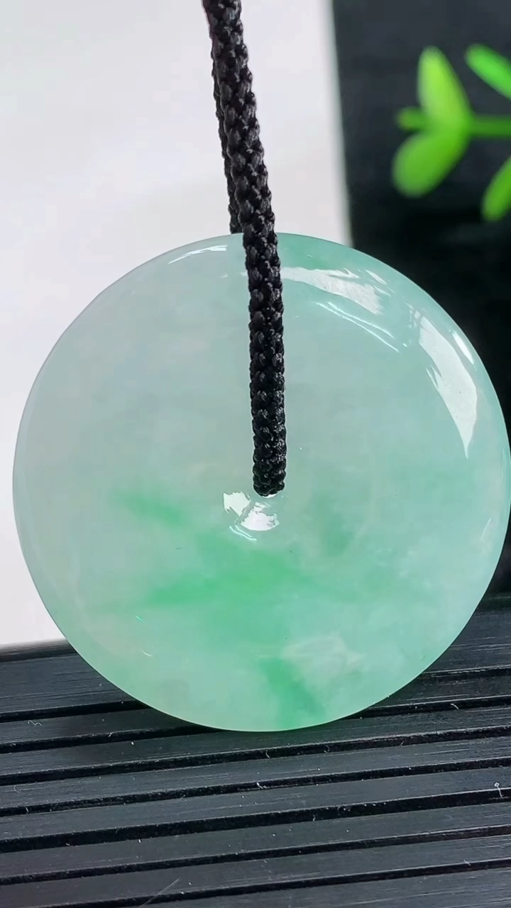 天然A货翡翠平安扣吊坠尺寸33.6-5.6重量:13.37g
3月28日