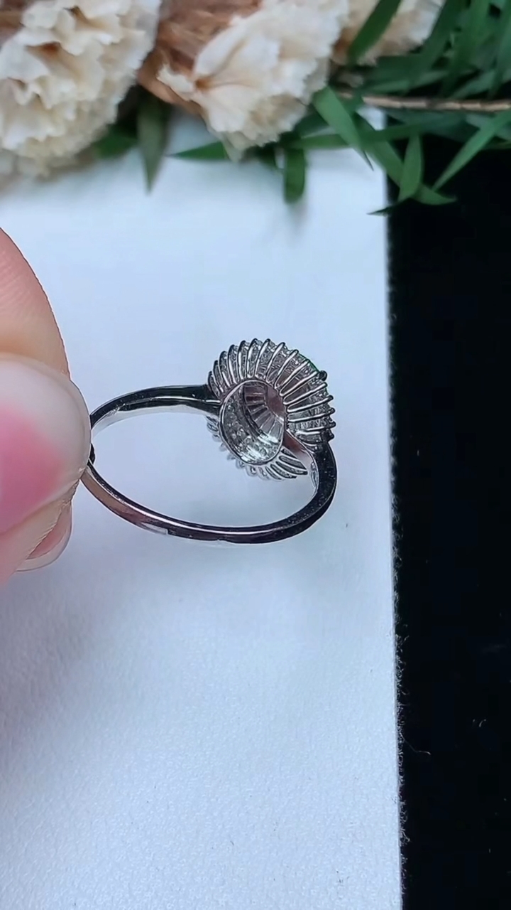 天然A货翡翠蛋面戒指，尺寸17.2-7.8-7，重量:2.28g2026年3月28日
工厂直销收藏佳品,种好水足，色泽均匀，有种有色，上手高大气！