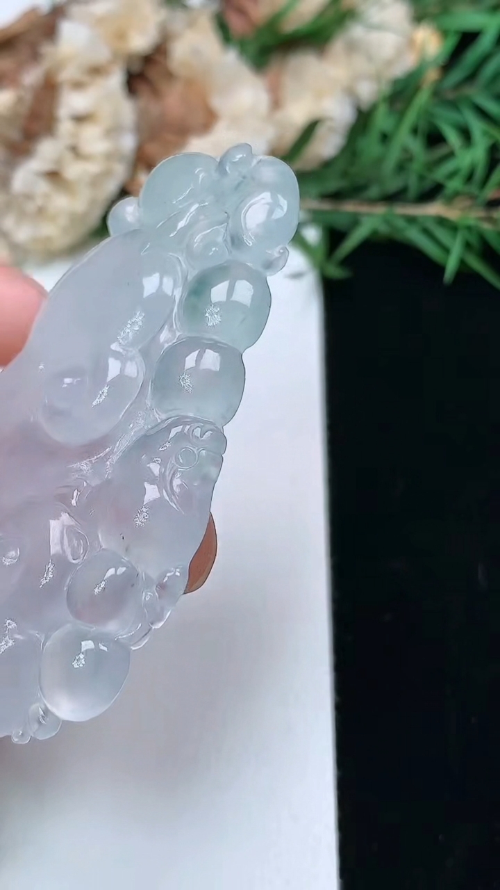 天然A货翡翠飘花如意吊坠，尺寸55-29.7-6.3，重量:19.02g
3月28日