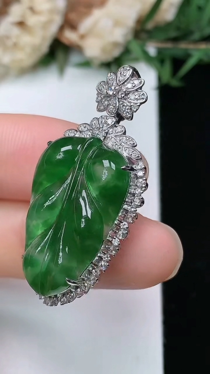 天然A货翡翠金枝玉叶 叶子吊坠，尺寸36.6-16.8-9.9
3月28日