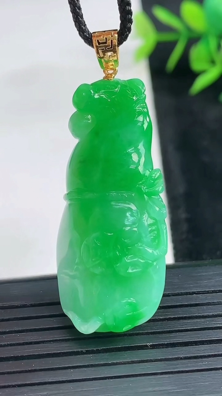 天然A货翡翠葫芦吊坠尺寸40-18.2-10.3重量:12.51g
3月28日