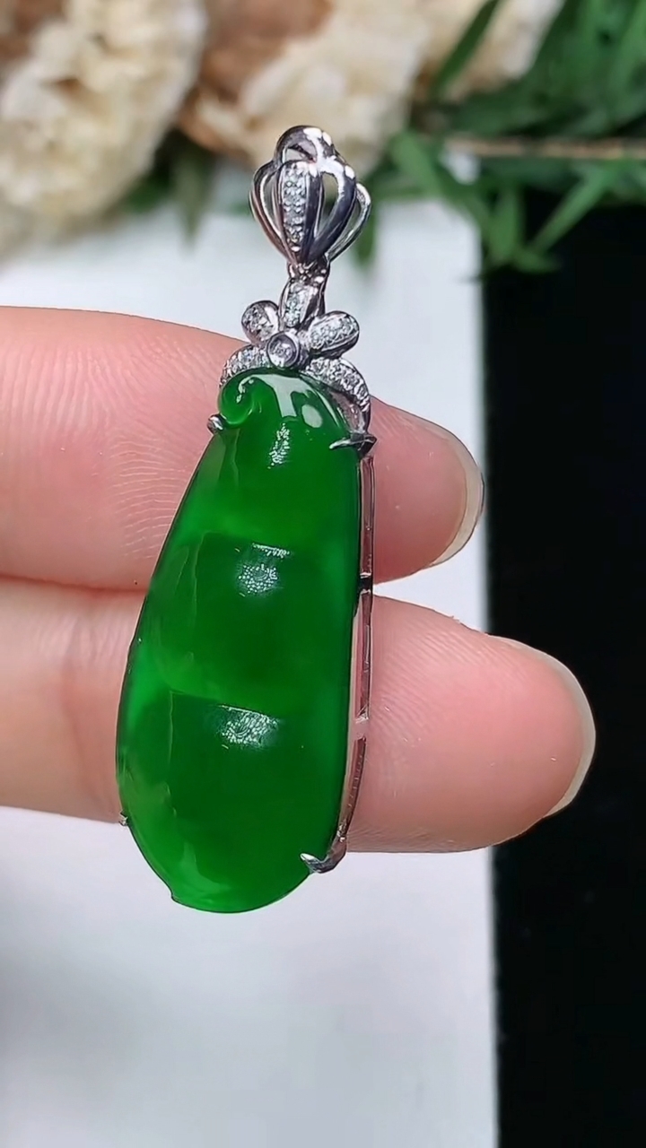 天然A货翡翠福豆吊坠，尺寸24.5-11.4-5.3，重量:2.67g
3月28日