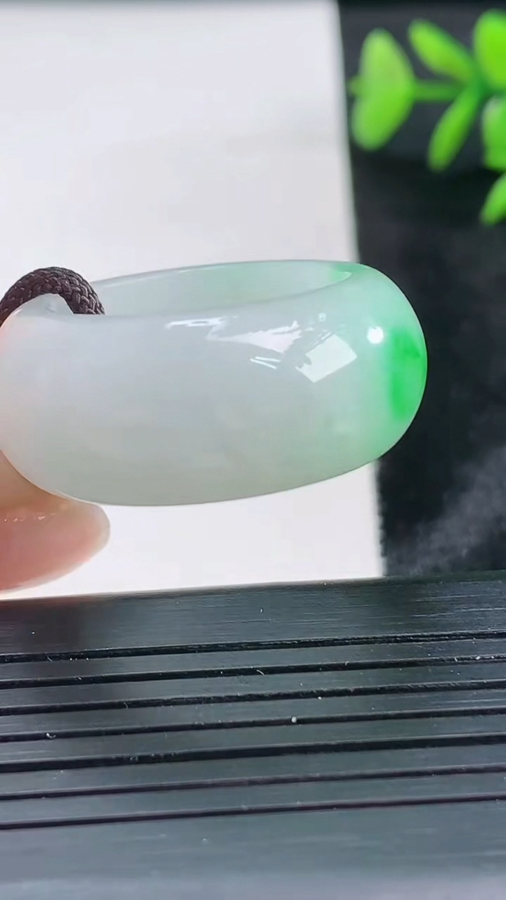 天然A货翡翠指环扳指尺寸20.5-12.4-5重量:14.18g2026年3月28日
工厂直销收藏佳品,种好水足，色泽均匀，有种有色，上手高大气！