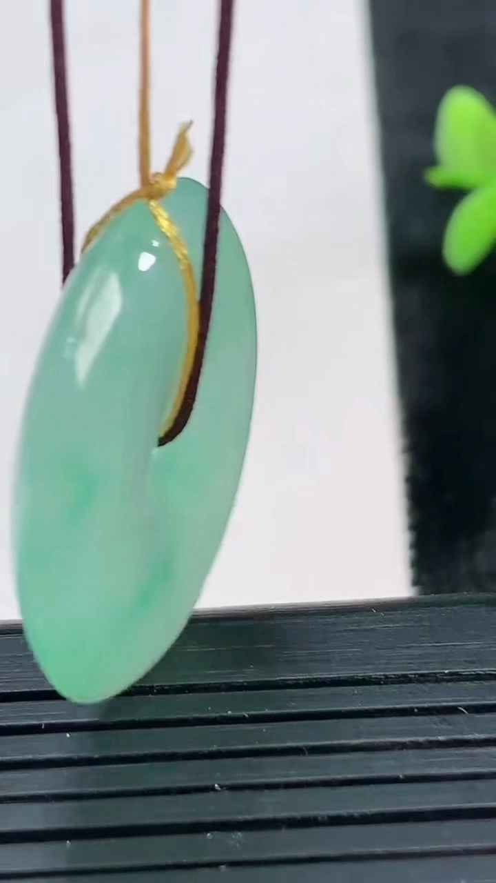 天然A货翡翠平安扣吊坠尺寸28.5-5.3重量:9.26g
3月28日