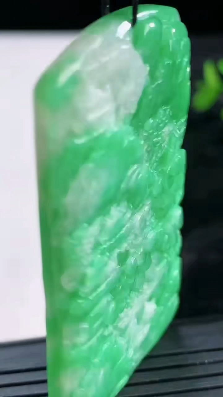 天然A货翡翠山水牌吊坠尺寸61-33.6-5.9重量:31.23g
3月28日