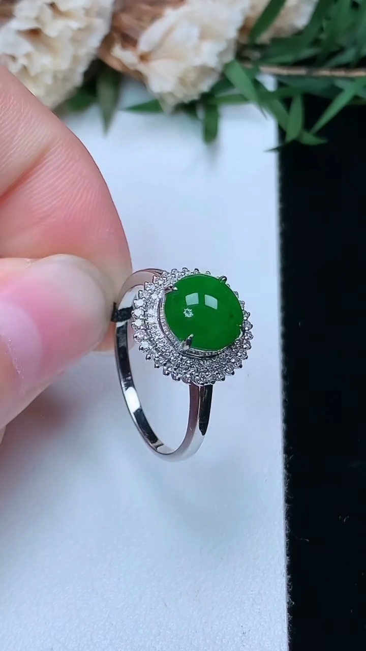 天然A货翡翠蛋面戒指，尺寸17-7.5-7.4，重量:2.30g2026年3月28日
工厂直销收藏佳品,种好水足，色泽均匀，有种有色，上手高大气！