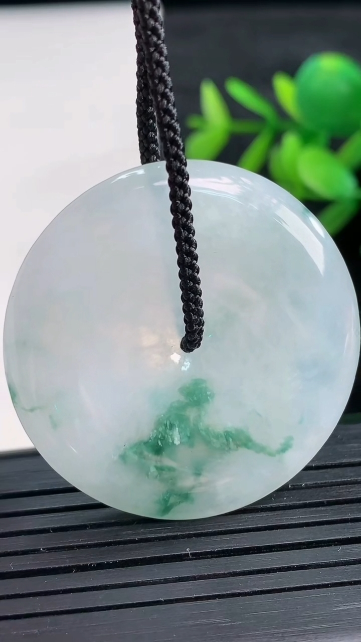 天然A货翡翠冰种飘花平安扣吊坠尺寸38.6-5.5重量:17.95g
3月28日