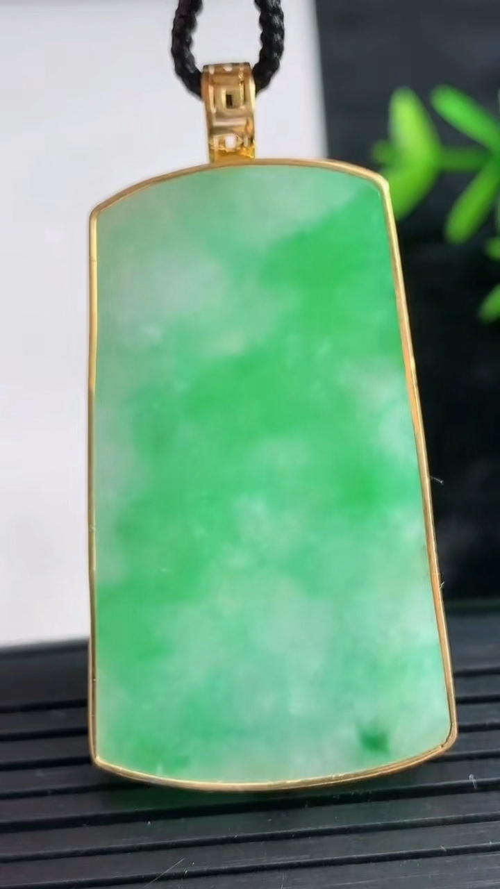 天然A货翡翠无事牌吊坠尺寸44.4-25.5-4重量:13.52g
3月28日