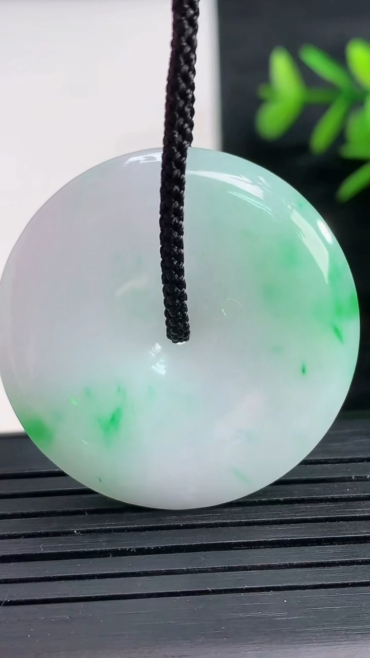 天然A货翡翠平安扣吊坠尺寸34.7-6重量:15.52g
3月28日