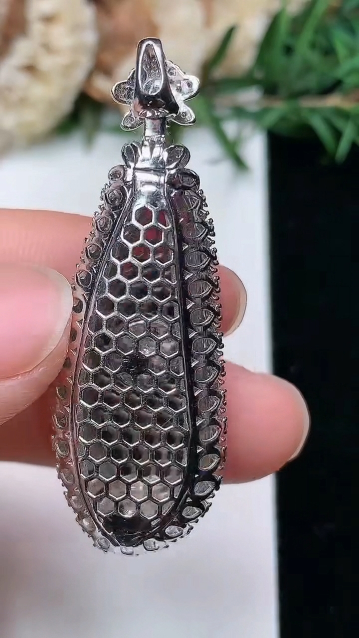 天然A货翡翠福豆吊坠，尺寸45.2-15.6-12.3，裸石32.4-12.7，重量:8.45g
3月28日