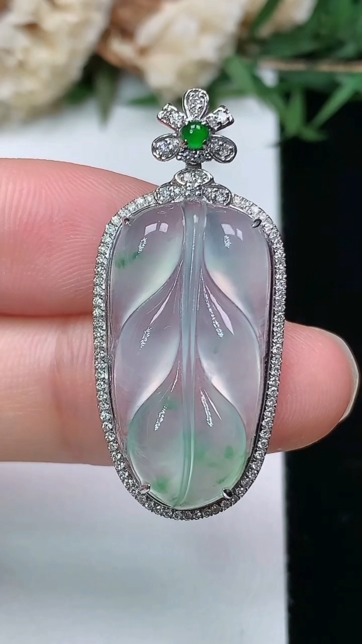 天然A货翡翠金枝玉叶 叶子吊坠，尺寸34.6-15.7-7.9
3月28日