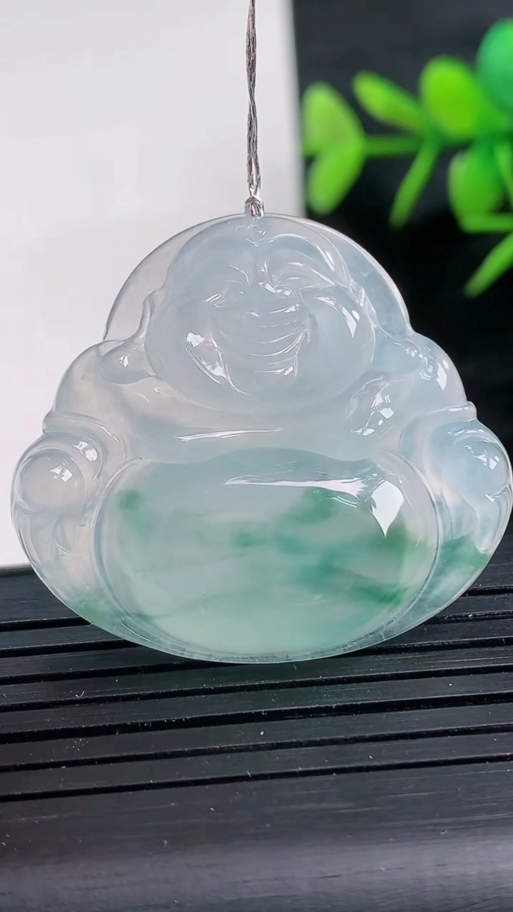 天然A货翡翠种飘花佛公吊坠尺寸32.2-36.2-5.9重量:10.65g
3月28日