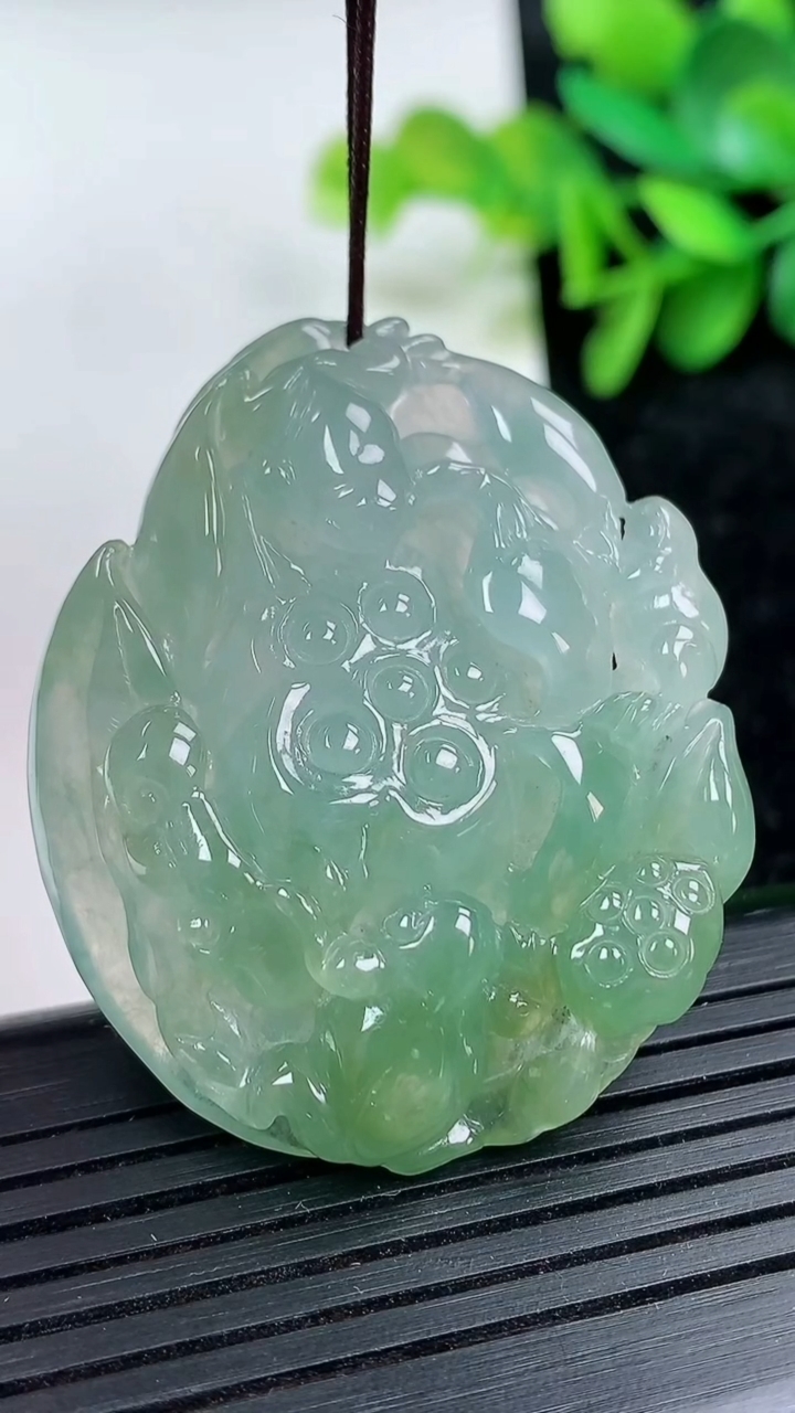 天然A货翡翠呱呱来财 莲蓬吊坠尺寸44-35.7-10.2重量:23.02g
3月28日