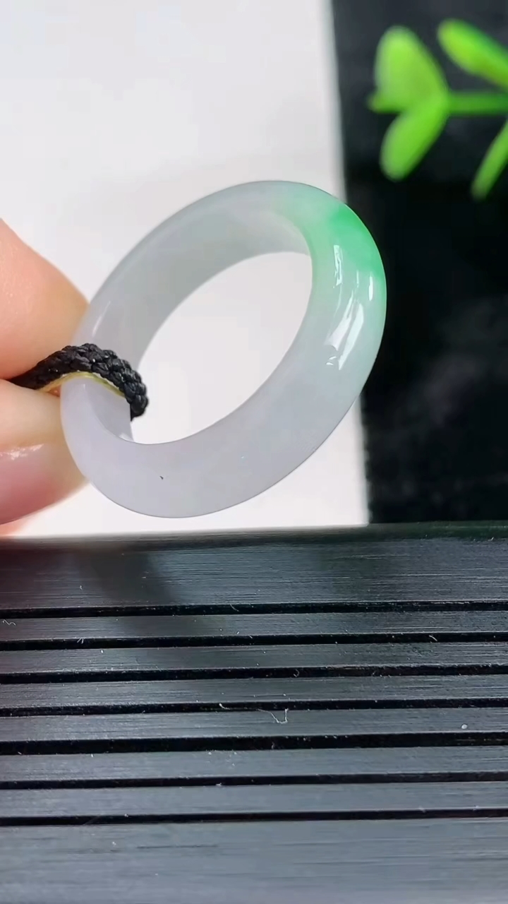 天然A货翡翠指环戒指尺寸18.6-5.5-3.3重量:3.95g2026年3月28日
工厂直销收藏佳品,种好水足，色泽均匀，有种有色，上手高大气！