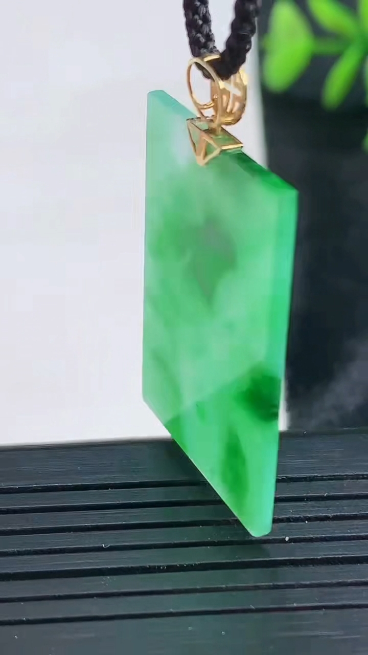 天然A货翡翠无事牌吊坠尺寸30.9-21-1.5重量:3.79g
3月28日