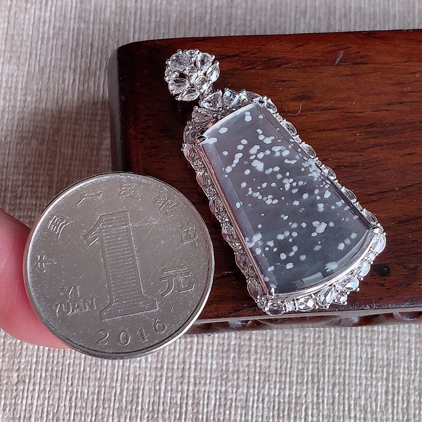 天然A货翡翠18K金伴钻镶嵌白冰白月光雪花棉无事牌吊坠 
尺寸52-27.6-8.5裸石36.8-24.8mm 重量9.38g 0326