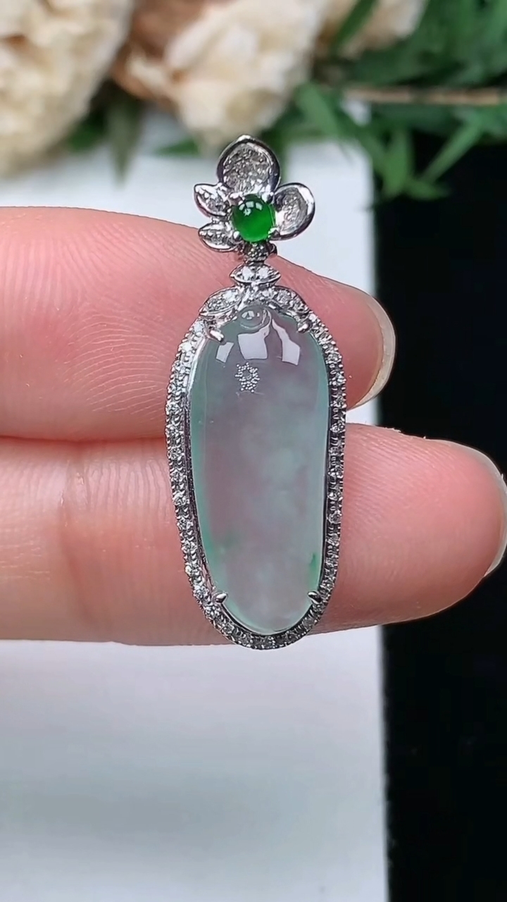 天然A货翡翠福瓜吊坠，尺寸27.9-9.9-6.2，裸石17.6-7.5，重量:2.00g
3月28