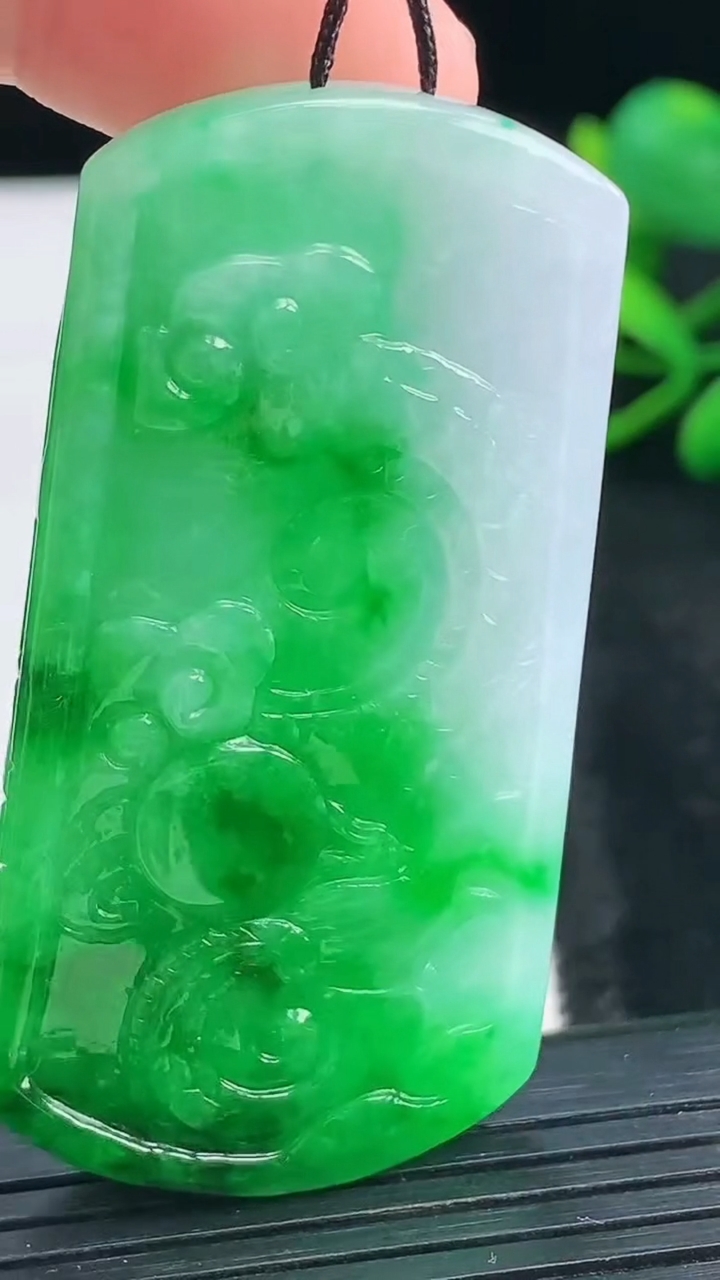 天然A货翡翠龙牌吊坠尺寸55-28.5-9.4重量:33.16g
3月28日