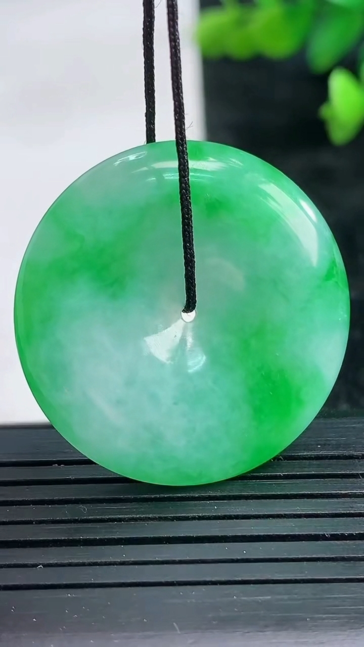 天然A货翡翠平安扣吊坠尺寸33.3-5.4重量:13.24g
3月28日