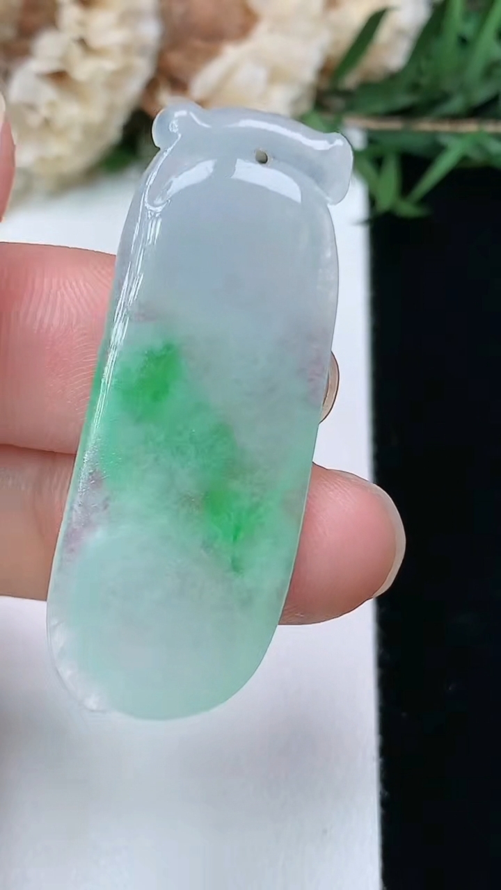 天然A货翡翠福豆吊坠，尺寸39.4-15.3-5.4，重量:7.02g
3月28日