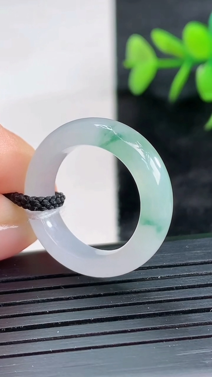 天然A货翡翠冰种飘花指环戒指尺寸16.6-6.1-3.9重量:4.21g2026年3月28日
工厂直