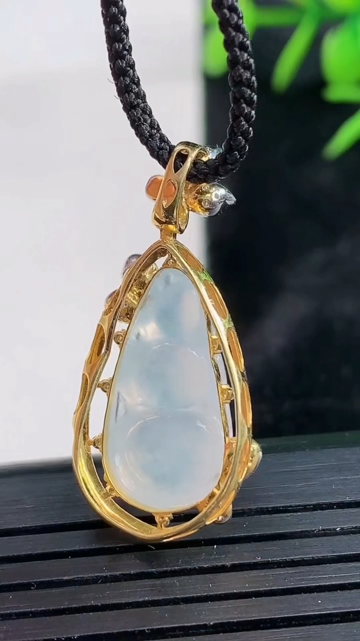 天然A货翡翠种白冰福豆吊坠尺寸31.3-14.4-10.1裸石19.4-10重量:3.73g
3月28日