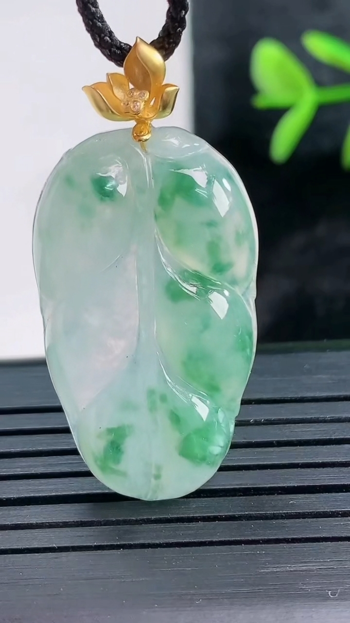 天然A货翡翠种飘花金枝玉叶 叶子吊坠尺寸32-18.6-4.7重量:5.74g
3月28日