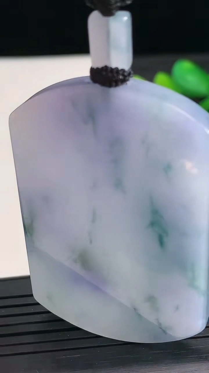 天然A货翡翠紫罗兰飘花无事牌吊坠尺寸51.8-34.5-5.7重量:36.52g
3月28日