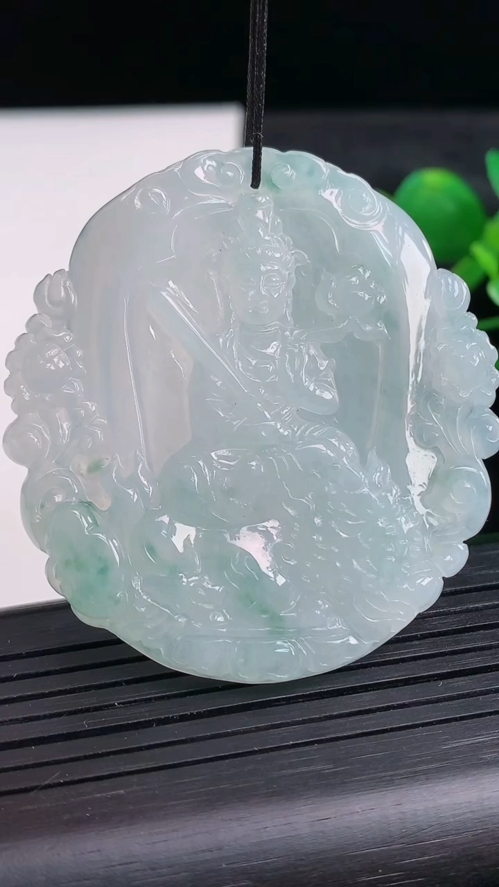 天然A货翡翠冰种飘花文殊菩萨吊坠尺寸52.3-48.7-5.4重量:25.47g
3月28日