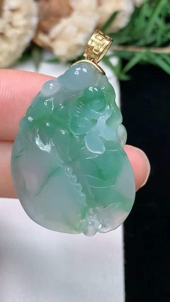 天然A货翡翠蟹钳吊坠，尺寸31.5-22.4-6.9，重量:7.80g
3月28日