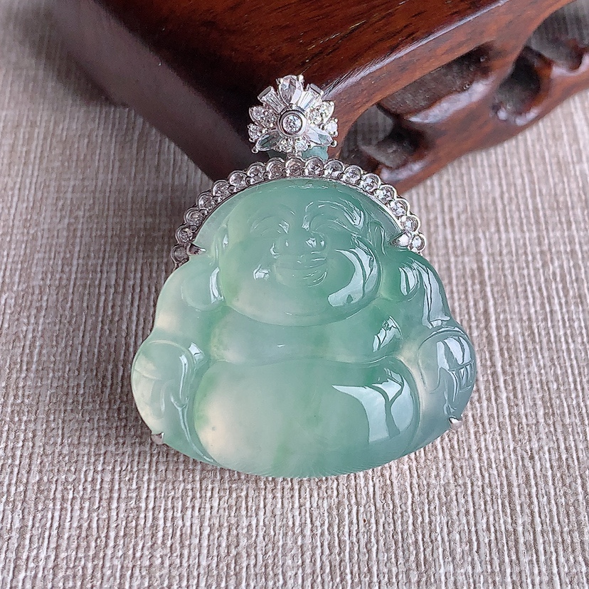 天然A货翡翠18K金伴钻镶嵌晴绿佛公吊坠 
尺寸36.6-26.5-31-11.5mm 重量14.05g 0326