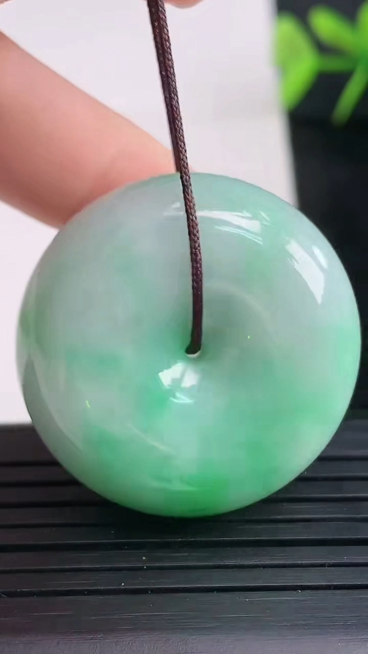 天然A货翡翠平安扣吊坠尺寸31.5-12重量:25.91g
3月28日