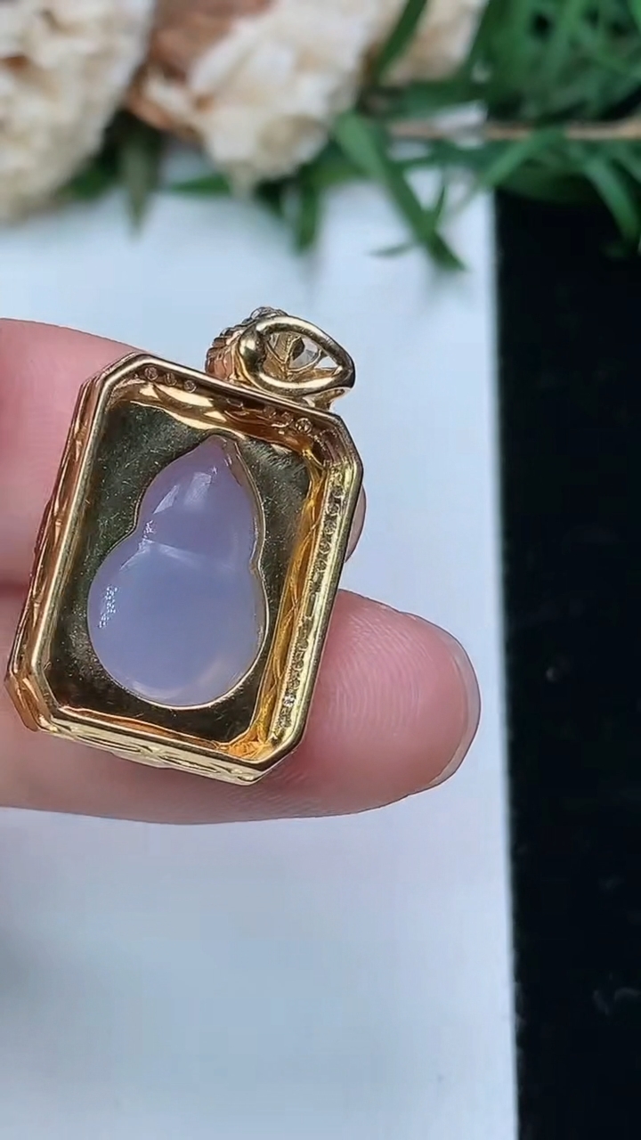 天然A货翡翠k金紫罗兰葫芦吊坠，尺寸26.5-14.7-7.6，裸石14-9.4，重量:3.44g
3月28日