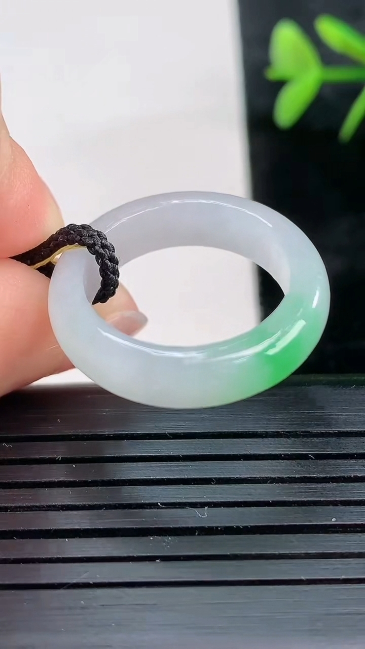 天然A货翡翠指环戒指尺寸18.6-5.5-3.3重量:3.95g2026年3月28日
工厂直销收藏佳品,种好水足，色泽均匀，有种有色，上手高大气！