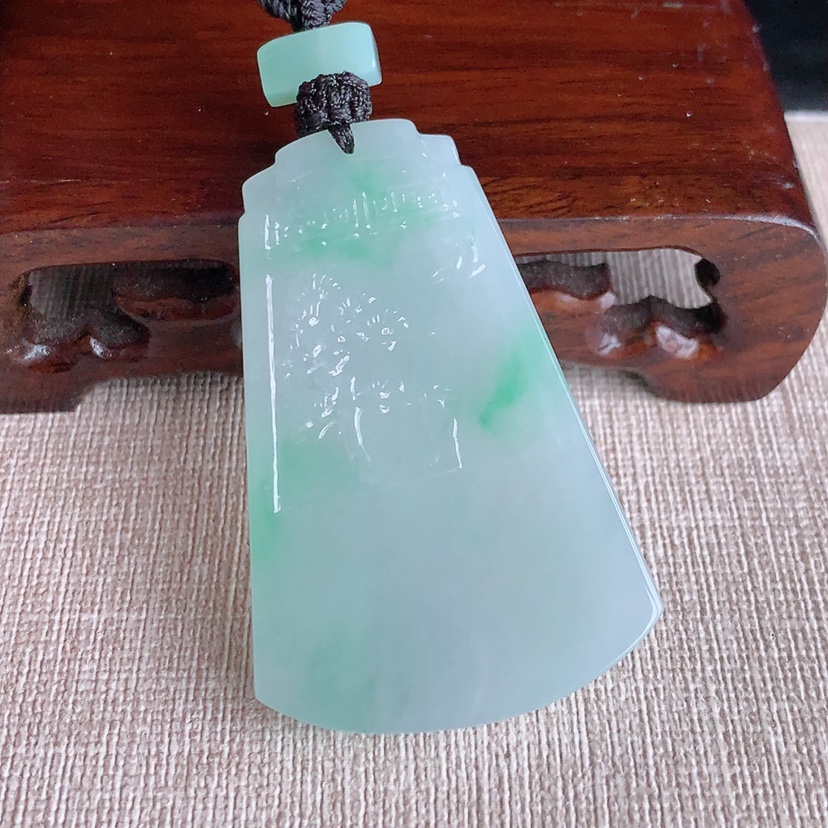 天然A货翡翠飘绿迎客松仿古无事牌吊坠 
尺寸52-34-5.8mm 重量28.54g 0328