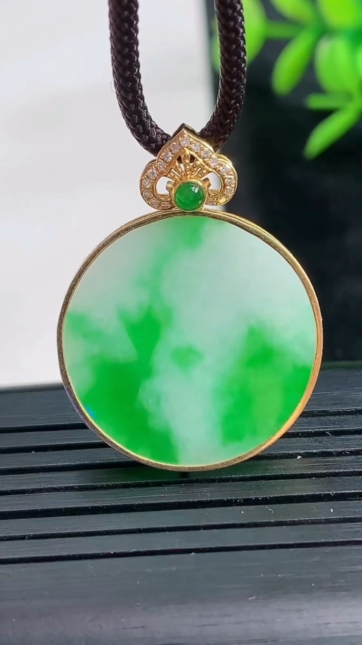 天然A货翡翠无事牌吊坠尺寸22.5-3.3重量:4.97g
3月28日