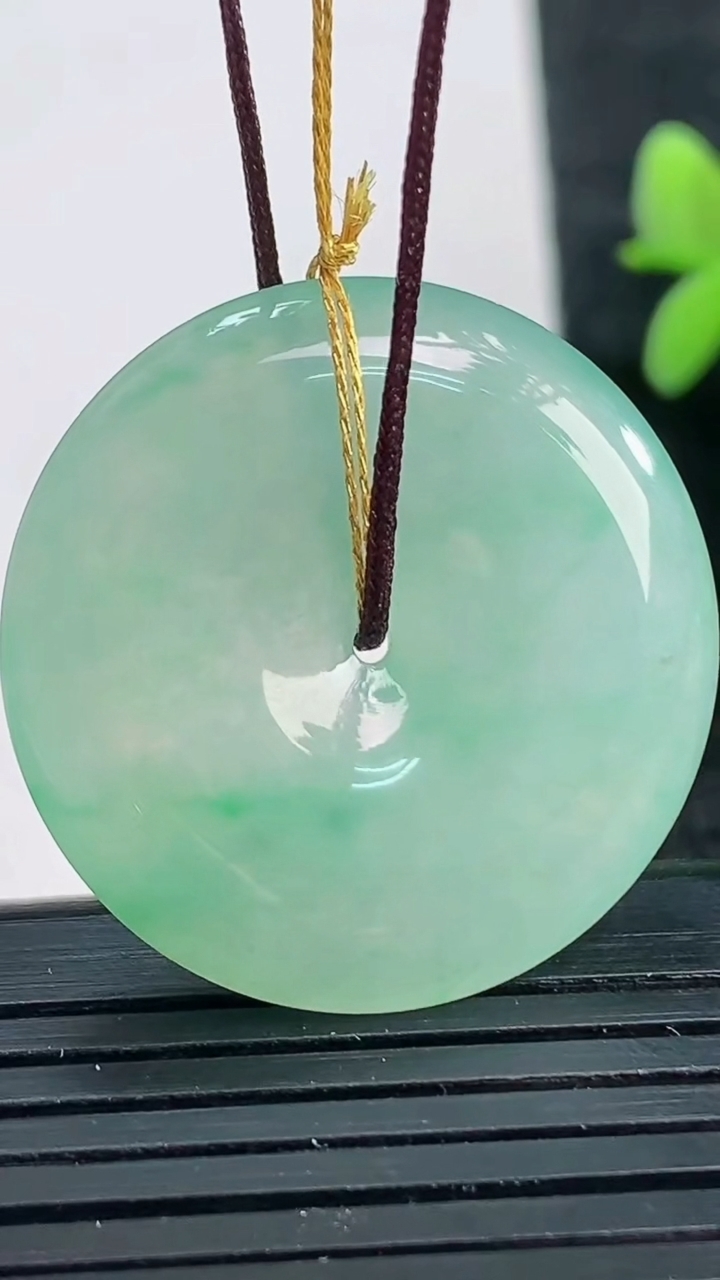 天然A货翡翠平安扣吊坠尺寸28.5-5.3重量:9.26g
3月28日