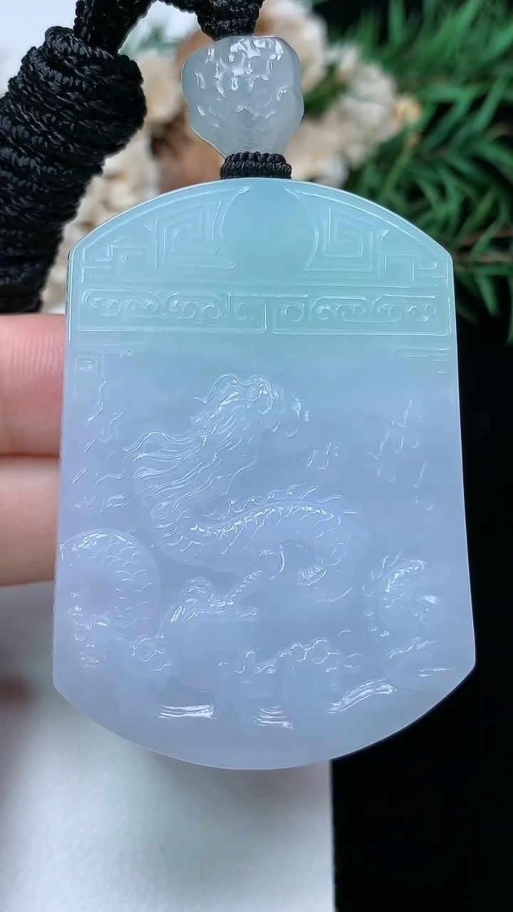 天然A货翡翠龙牌吊坠，尺寸51.5-37.4-12，重量:64.60g
3月28日