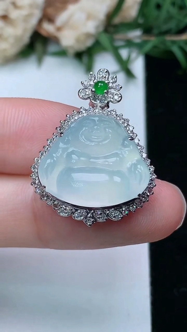 天然A货翡翠白冰佛公吊坠，尺寸27-20.6-9.4，裸石15-17.5，重量:4.41g
3月28日