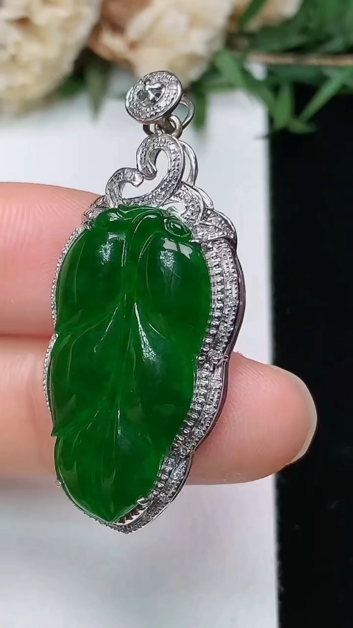 天然A货翡翠金枝玉叶 叶子吊坠，尺寸39.6-16.8-6.6，裸石26.5-13.5，重量:4.46g
3月28日