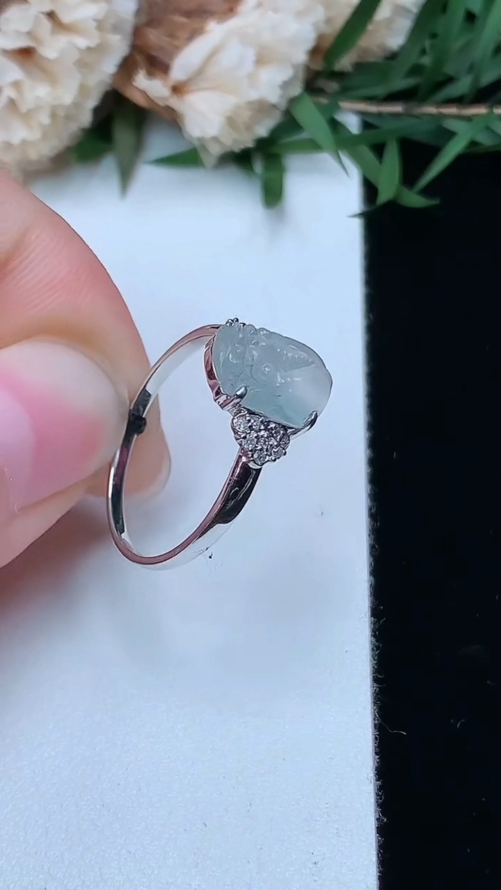 天然A货翡翠白冰貔貅戒指，尺寸17-9.4-7，重量:2.00g2026年3月28日
工厂直销收藏佳品,种好水足，色泽均匀，有种有色，上手高大气！